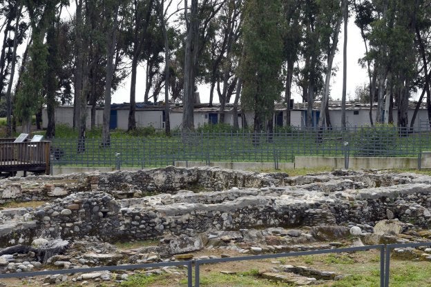 Basílica y casetas de pescadores al fondo. :
