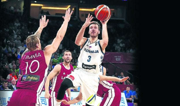 El esloveno Goran Dragic lanza a canasta ante la defensa letona en los cuartos de final del Eurobasket.