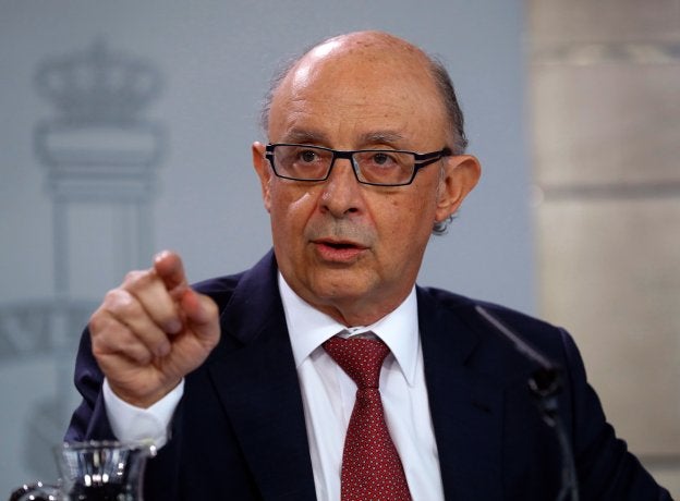 Cristóbal Montoro atiende a los medios, ayer, durante la rueda de prensa posterior al Consejo de Ministros. :: ángel díaz / efe