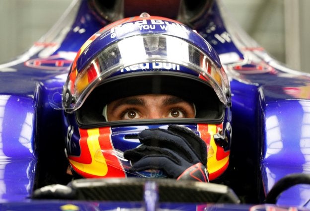 Carlos Sainz, a los mandos de su Toro Rosso en el circuito de Singapur. :: REUTERS/Edgar Su