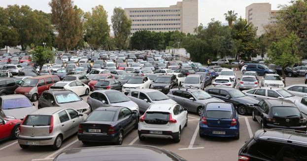 Zona de aparcamiento en el complejo del hospital Civil.
