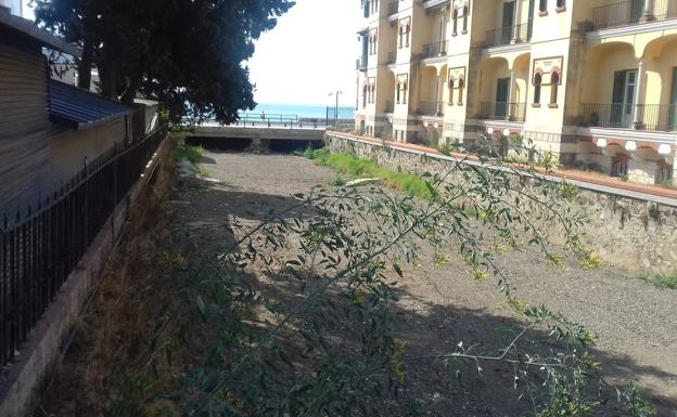 El puente más próximo a la playa está pendiente de limpieza.