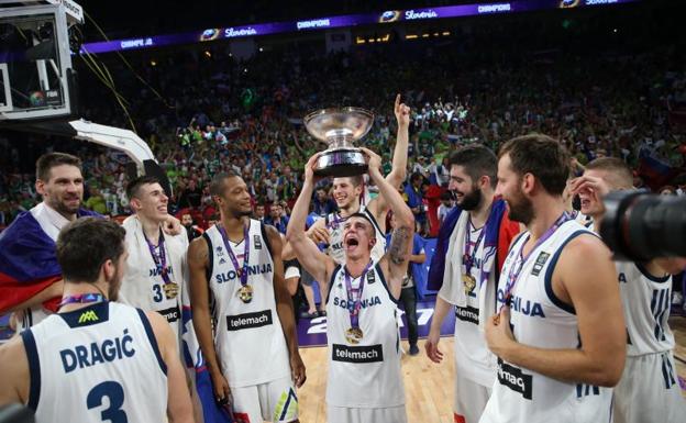 Los jugadores de la selección eslovena celebran el título europeo.