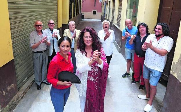 En primer término: Isabel Guerrero (izquierda) y Antonia Contreras. En segunda fila, de izquierda a derecha: Pepe de Campillos, Antonio Fuentes, Antonio de Canillas, Barquerito, Bonela Hijo, Cancanilla, Manuel de la Curra.