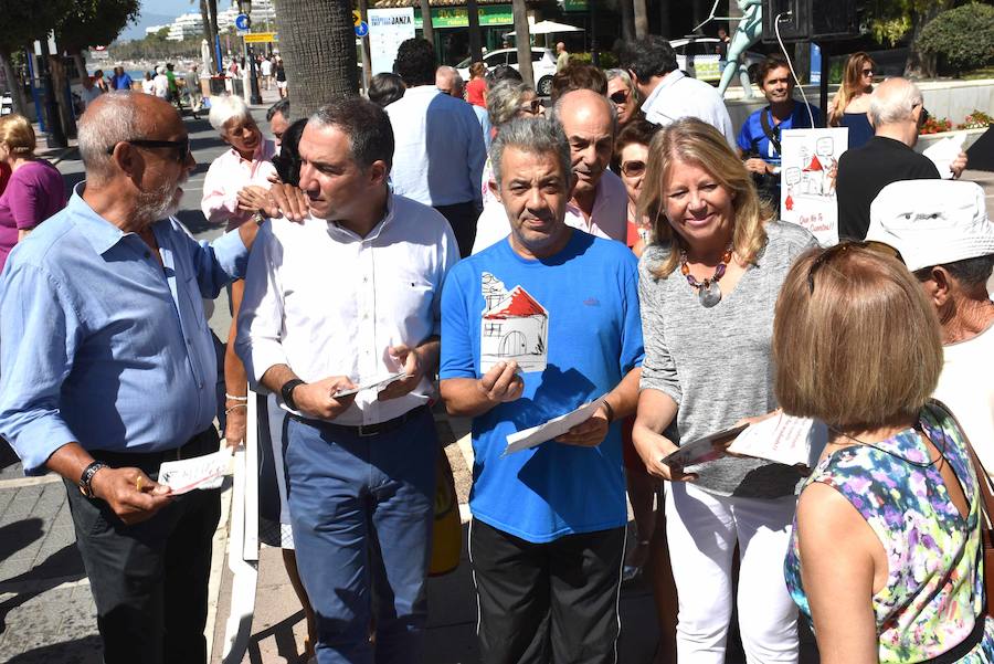 Bendodo y Ángeles Muñoz, con simpatizantes del PP en Marbella