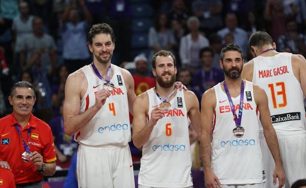 Sergio Scariolo, Pau Gasol, Sergio Rodríguez, J.C. Navarro y Marc Gasol./EFE