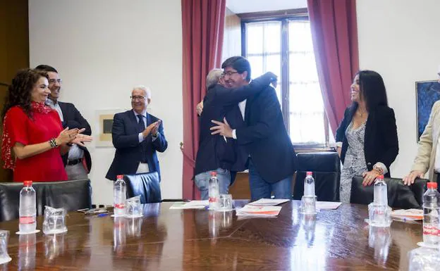 El representante del PSOE-A, Juan Cornejo, y el líder de Ciudadanos, Juan Marín, se abrazan tras la firma del acuerdo alcanzado para la reforma del Impuesto de Sucesiones y Donaciones en Andalucía.