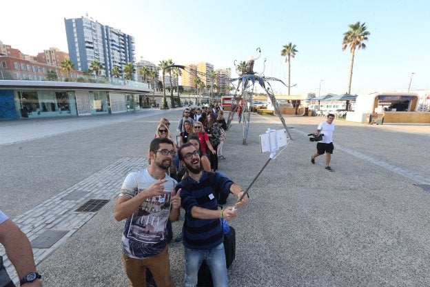 Cola del casting a Professional Traveller, ayer en la esquina del Muelle Uno. /Fernando González
