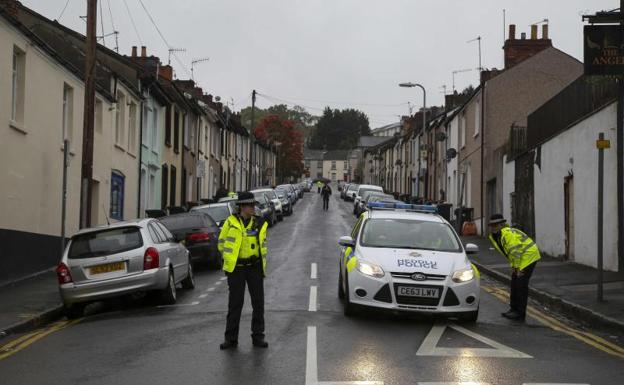 La Policía registra las calles de Newport./Afp