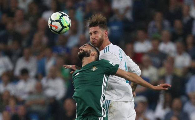 Sergio Ramos pugna por un balón. /Reuters