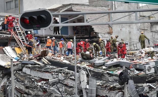 Los técnicos han apuntalado el edificio y trabajan también desde inmuebles colindantes/AFP
