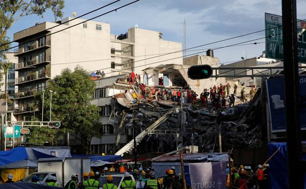 Aspecto que mostraba ayer el edificio situado en el número 286 de la calle Álvaro Obregón /REUTERS