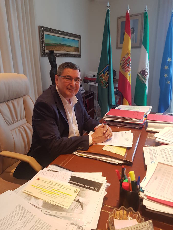 Antonio Moreno Ferrer, en el despacho de Alcaldía del Ayuntamiento. :/Agustín Peláez