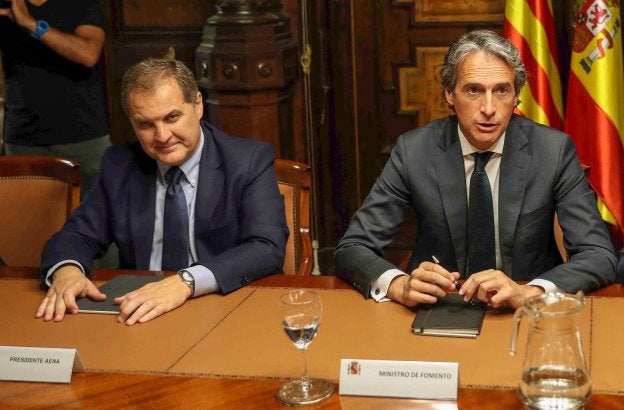 El presidente de Aena, José Manuel Vargas, junto al ministro de Fomento, Íñigo de la Serna, el pasado mes de agosto. :: efe/