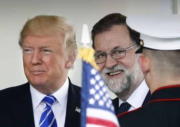 El presidente de Estados Unidos, Donald Trump, recibe al presidente del Gobierno, Mariano Rajoy, ayer en la Casa Blanca. :: Juanjo / efe
/