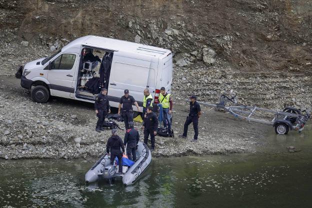 Los Mossos retiran los cadáveres del agua. :: David Borrat / efe/