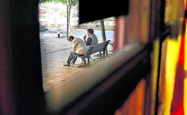Fina Mitjanes y Carmen Vendrell, en un banco de una plaza de Ivorra./Ignacio Pérez