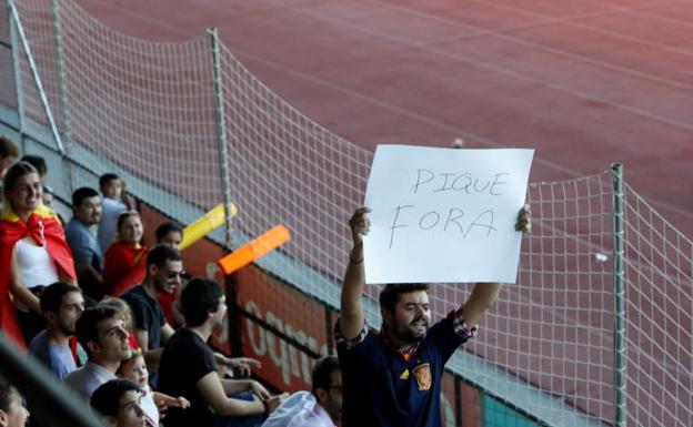 Un aficionado reclama la marcha de Piqué de la selección en las Ciudad del Fútbol. /Reuters