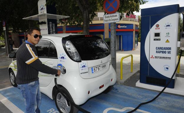 Parking con punto de recarga en Marbella /Josele-Lanza -