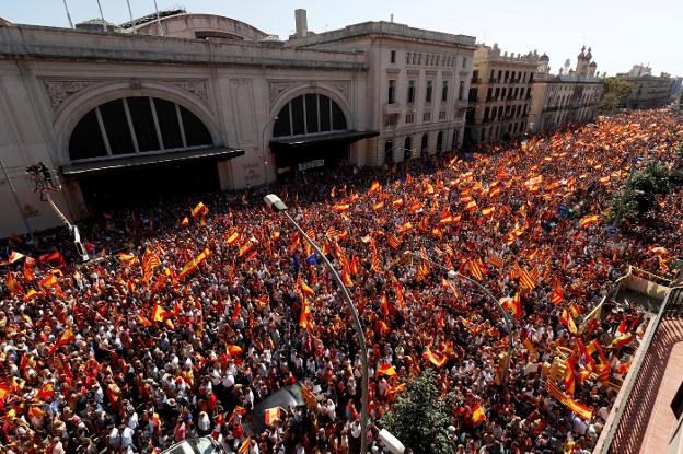 Cientos de miles de personas se manifiestan en Barcelona a favor de la unidad de España. :: R. m. / reuters
/
