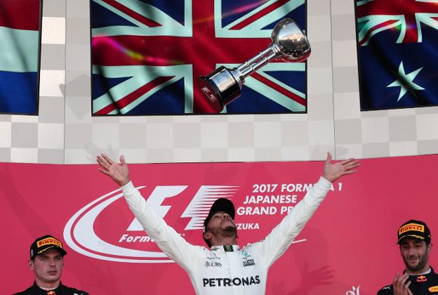 Hamilton celebra su victoria en Suzuka. :: afp/