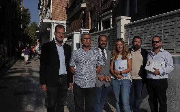 Cassá, con los agentes. / Ñ. SALAS