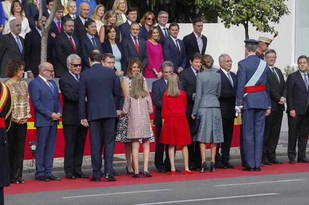 Los Reyes, la princesa de Asturias, la infanta Sofía y Rajoy saludan a las autoridades presentes en el desfile militar de ayer. /Alberto Ferreras