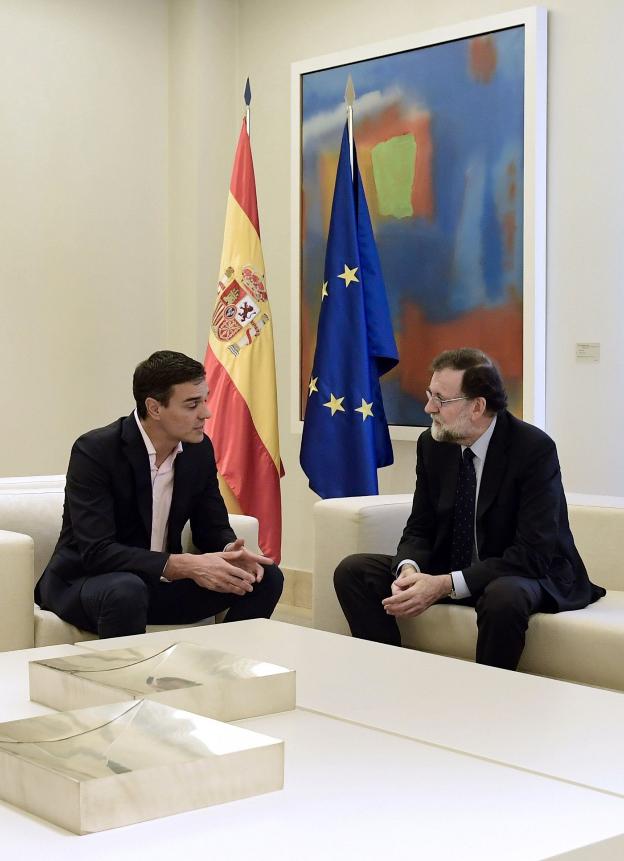 El líder del PSOE conversa con el presidente sobre Cataluña tras el referéndum 1-0. :: j. soriano / afp
/