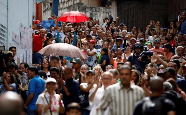 Decenas de personas acuden a los centros electorales en Caracas./Reuters