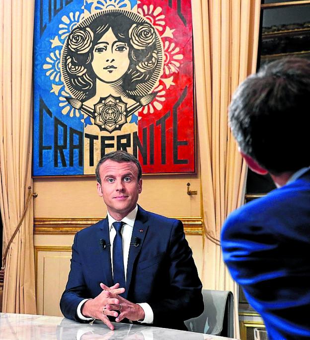 Emmanuel Macron, durante la entrevista. :: PHILIPPE WOJAZER / afp/