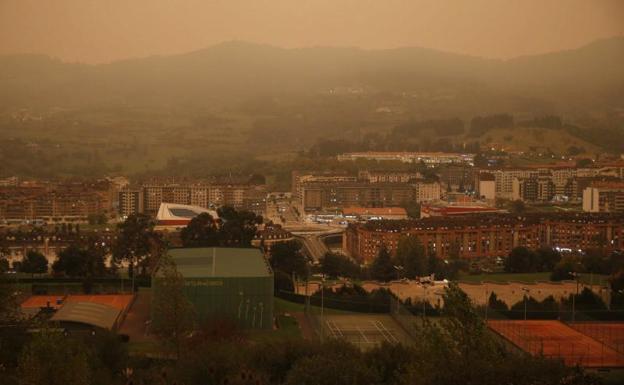 El viento sur ha cubierto de humo buena parte de Asturias./Efe