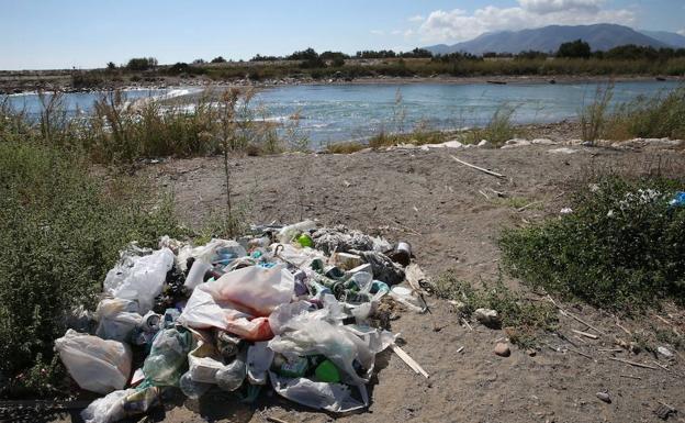 Basura acumulada junto a la desembocadura del Guadalhorce./Salvador Salas