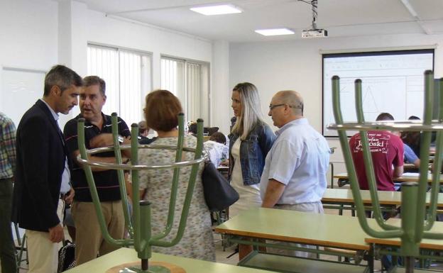 Patricia Alba, en una visita al IES Cerro del Viento junto al alcalde./A. G.