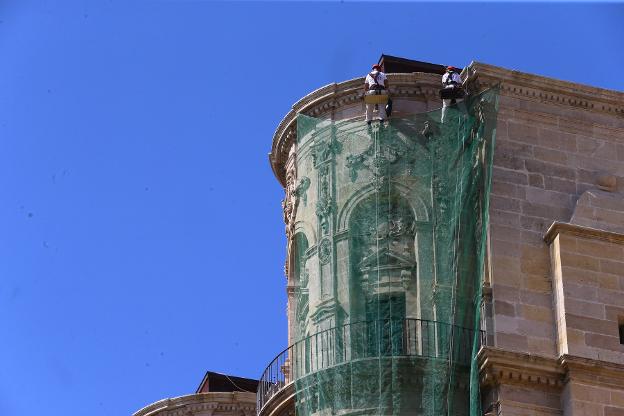 Dos operarios trabajan en uno de los cubillos. :: fernando gonzález/