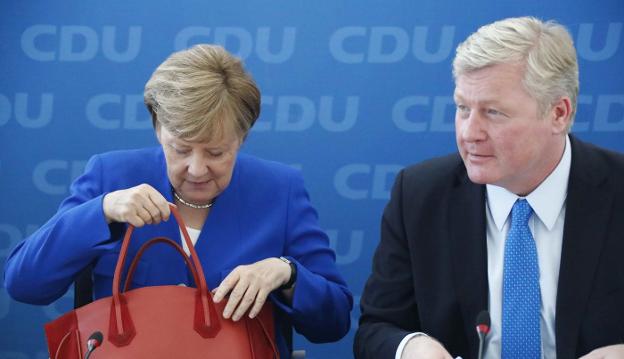 La canciller Angela Merkel y Bernd Althusmann, el candidato de la CDU en la Baja Sajonia, derrotado el domingo. :: Fabrizio Bensch / afp/