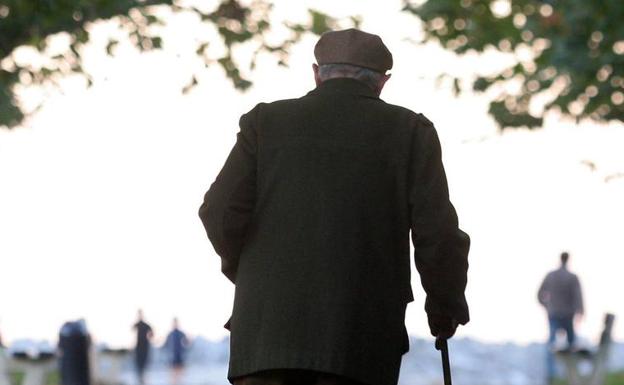 El grupo criminal abordaba a los ancianos a su salida del banco./D. APREA