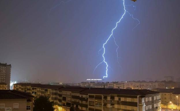 Foto tomada por José Luis Escudero del rayo caído sobre la iglesia./