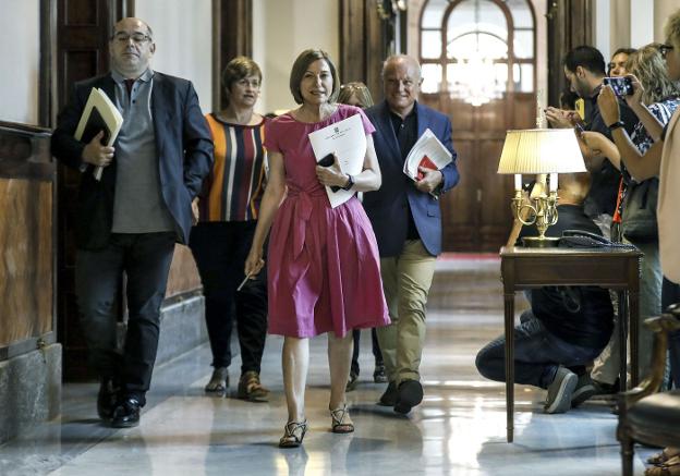 Carme Forcadell se dirige a una reunión de la Mesa del Parlament. :: Andreu Dalmau / efe/