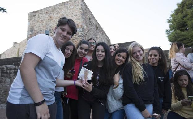 Las admiradoras se reunieron junto al castillo. :