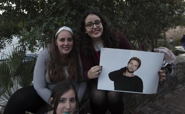 Tres fans, con una fotografía de Pablo Alborán.