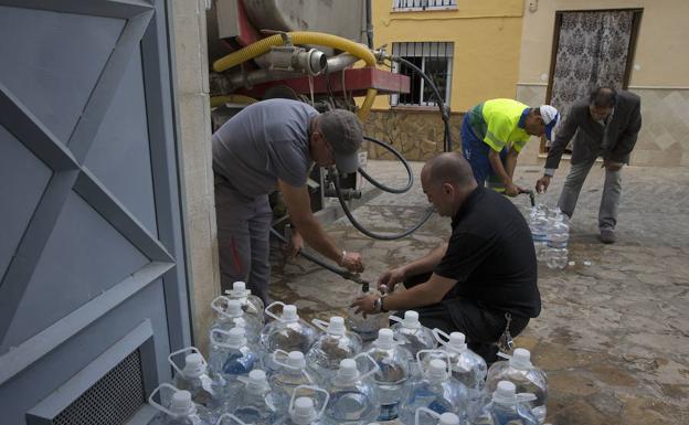 Imagen de archivo de vecinos de Archidona rellenando garrafas con agua de un camión cisterna./Ñito Salas