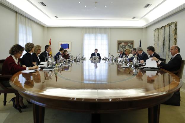 Mariano Rajoy preside ayer el Consejo de Ministros extraordinario. :: j. c. hidalgo / efe/