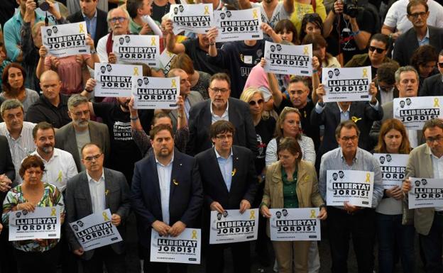 Los líderes independentistas en la manifestación./Efe