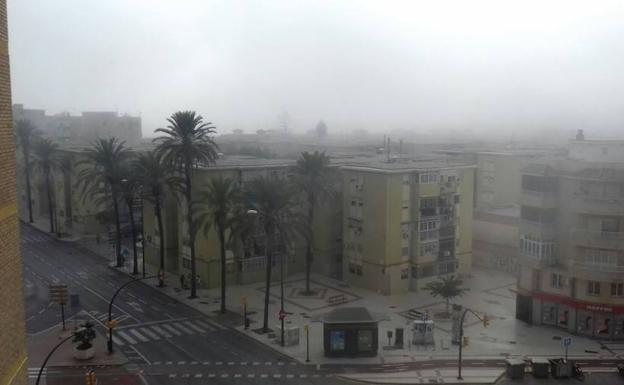 Una niebla marina cubre Málaga