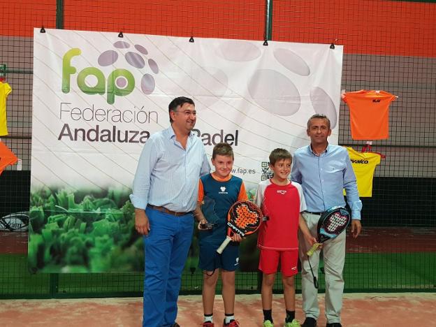 El malagueño Curro Cabeza, a la derecha, recoge el trofeo con su pareja, el jiennense Alejandro Calvo :: sur
/