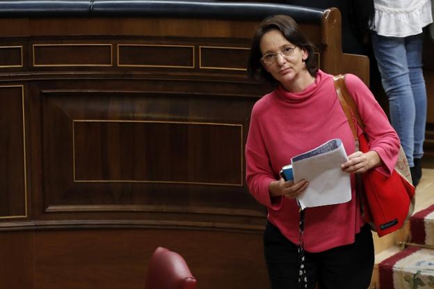 La diputada de Unidos Podemos sale del hemiciclo al término de la sesión de control. :: c. moya / efe/