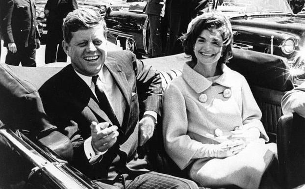 John F. Kennedy (i) y a la primera dama Jacqueline Kennedy. /Efe