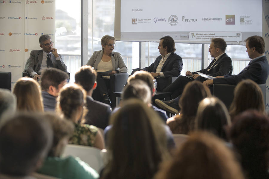 Carlos Pérez-Lanzac, presidente de la Asociación de Viviendas Turísticas de Andalucía, modera la mesa sobre el papel de las viviendas vacacionales en el destino