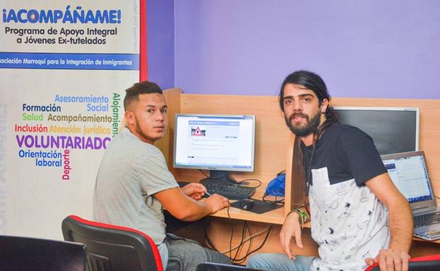 El italiano Joyce Modolo (derecha) está ayudando a Abderrazek Aliouate a sacarse el carné de conducir./SUR