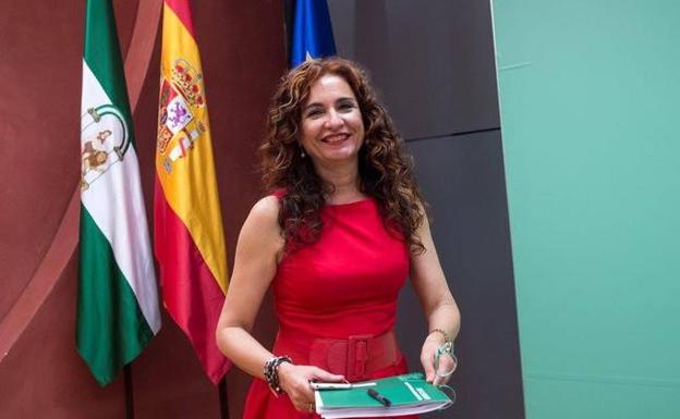 María Jesús Montero, consejera de Hacienda, en la sala de Prensa de Torretriana./SUR